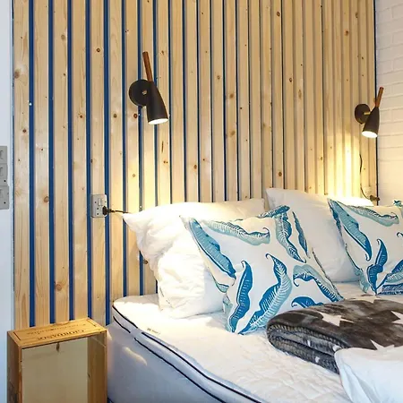 2 Bedroom Gorgeous In Aakirkeby Holiday home Vester Somarken