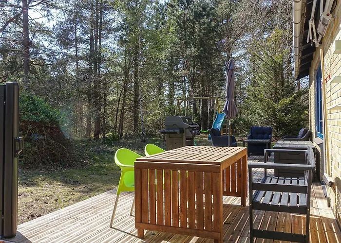 In Aakirkeby With 2 Bedrooms Feriehus *